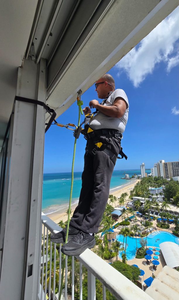 Instalación de tormenteras en condominios de Puerto Rico